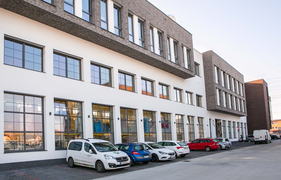Tehlový obklad Akita na fasáde polyfunkčnej budovy od Rustique.sk