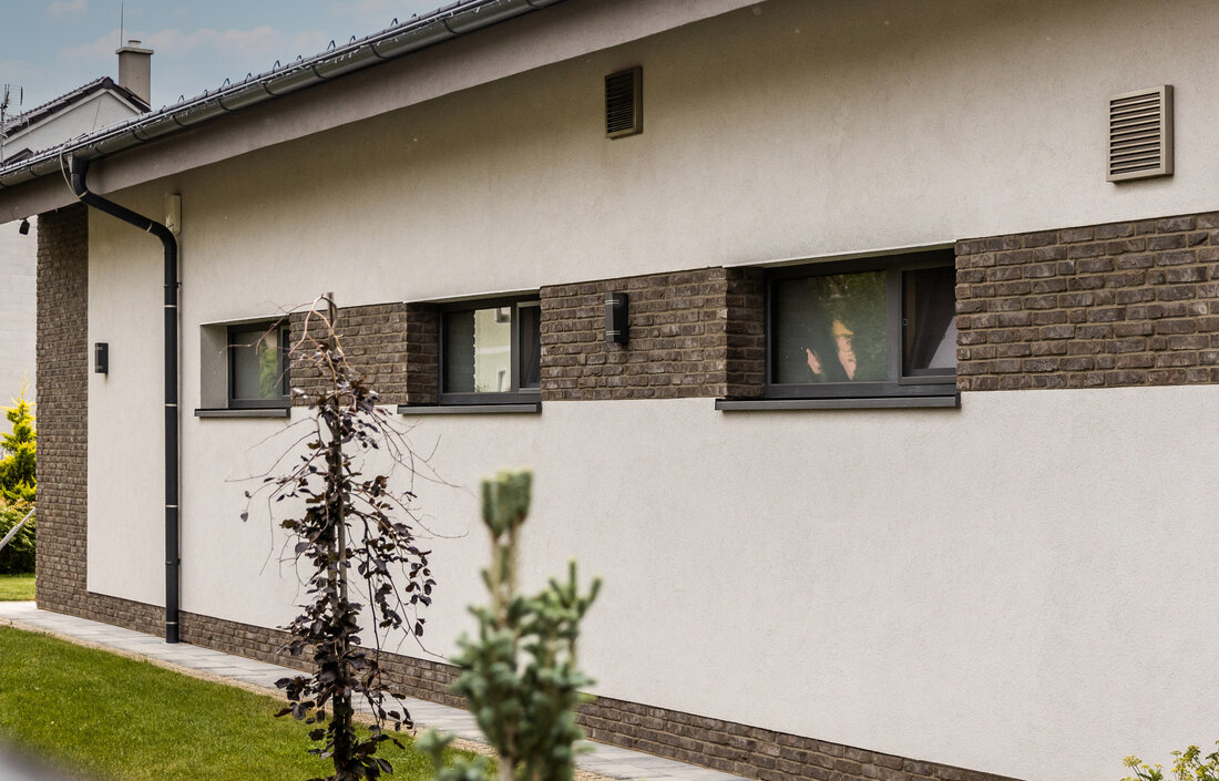 Tehlový obklad Etna na fasáde moderného rodinného domu od Rustique.sk