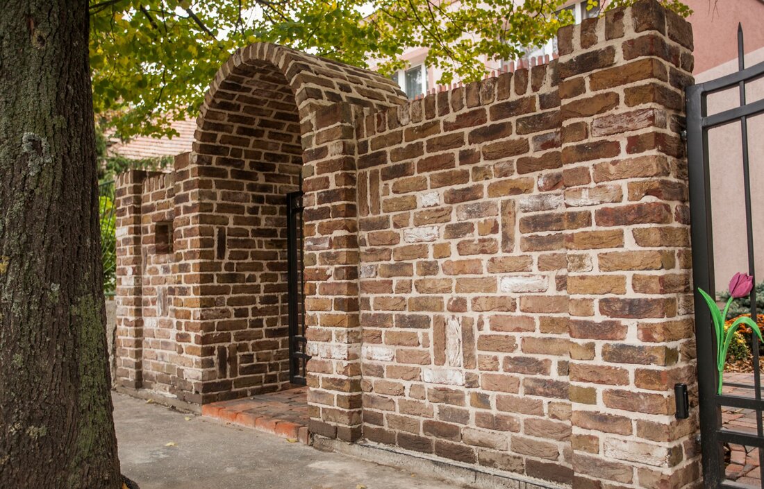 Autentický tehlový obklad Hermitage Antiek 1 na plote a fasáde rodinného domu od Rustique.sk