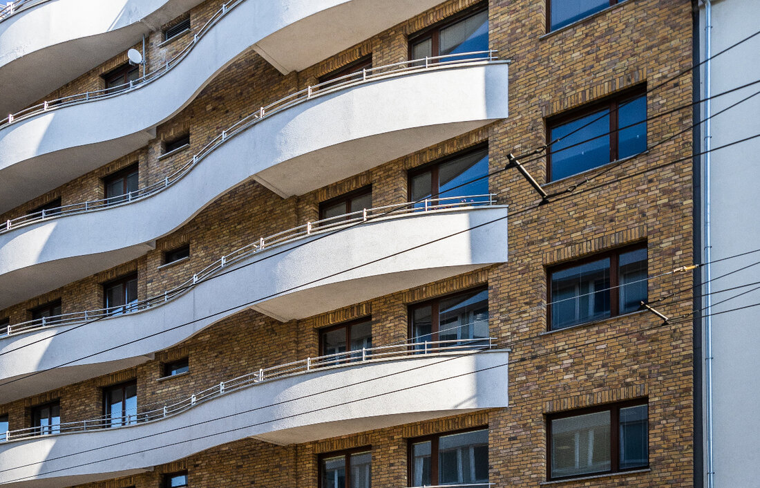 Tehlový obklad London Yellow na fasáde polyfunkčnej budovy od Rustique.sk
