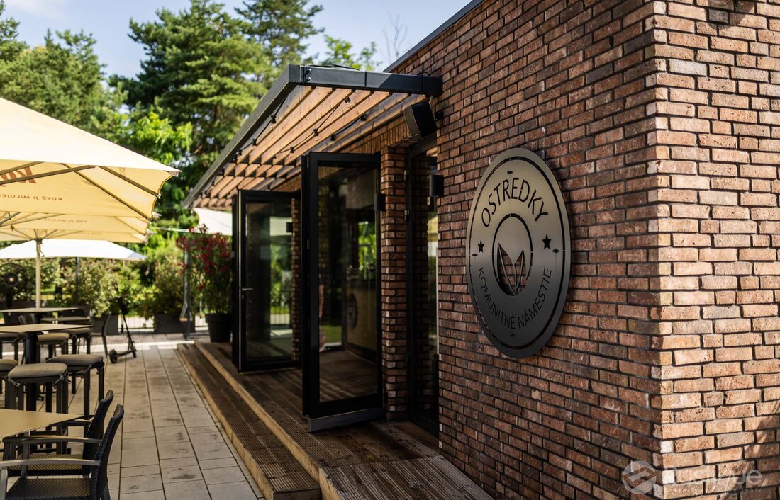 Tehlový obklad Rustique Economy Mix & Hermitage Antiek na fasáde v restaurácii