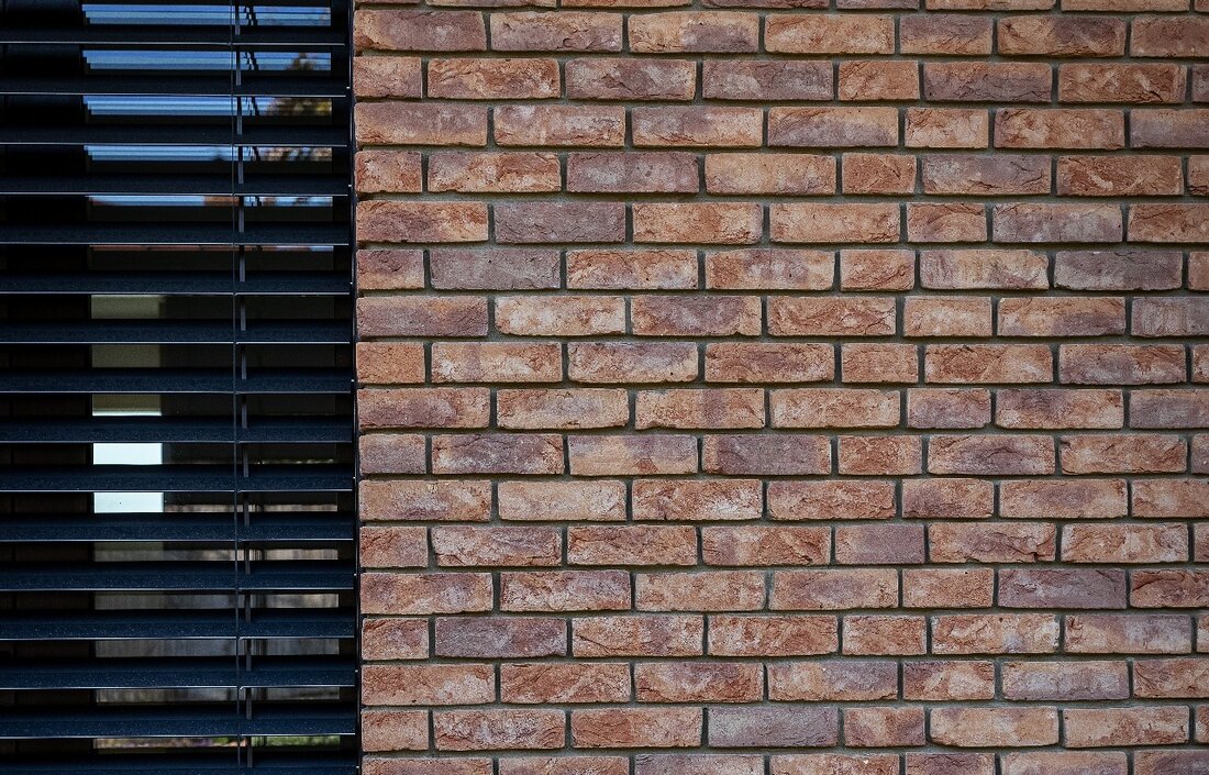 Tehlový obklad Terra Cotta na fasáde moderného rodinného domu od Rustique.sk