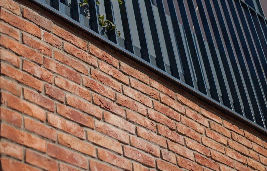 Tehlový obklad Terra Cotta Gesinteld na námestí v Trnave od Rustique.sk
