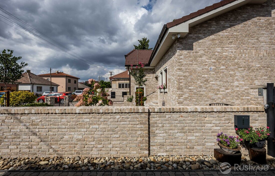 Tehlový obklad Toscane Antiek na fasáde a na plote rodinného domu