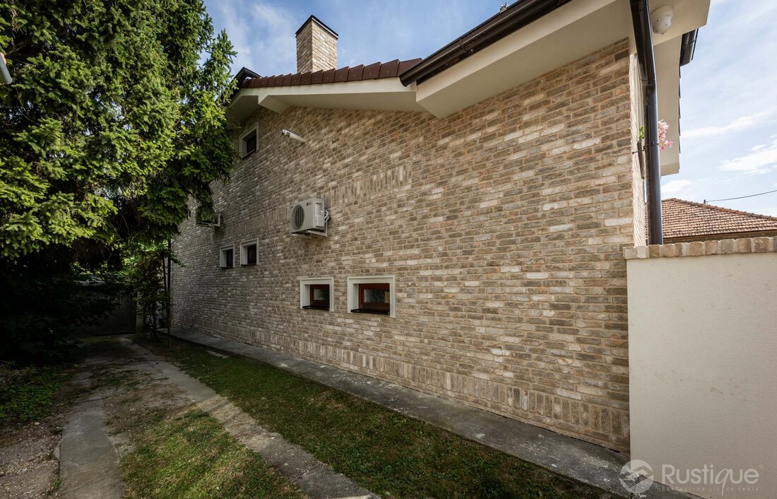 Tehlový obklad Toscane Antiek na fasáde a na plote rodinného domu