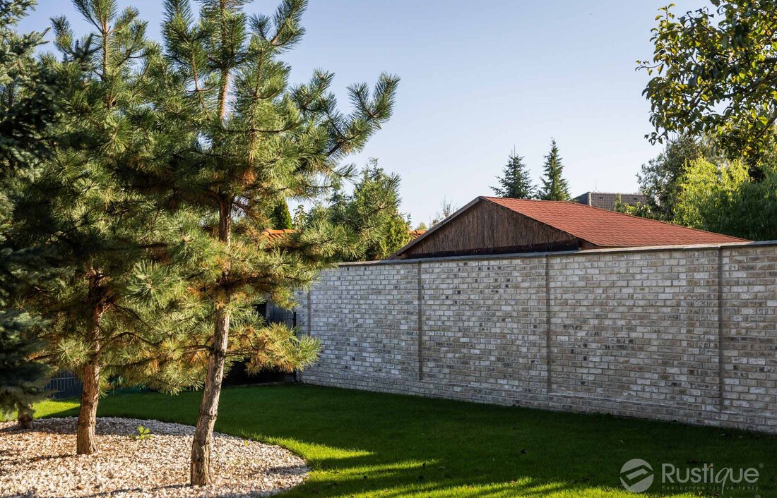 Tehlový obklad Vuurwit na fasáde a na plote rodinného domu