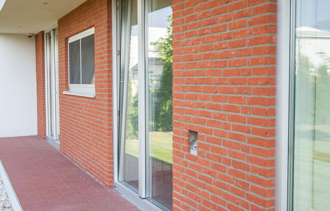 Tehlový obklad Zwart Super & Oranje Rood v exteriéri rodinného domu od Rustique.sk