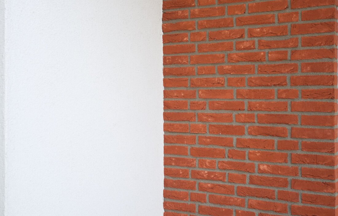 Tehlový obklad Zwart Super & Oranje Rood v exteriéri rodinného domu od Rustique.sk