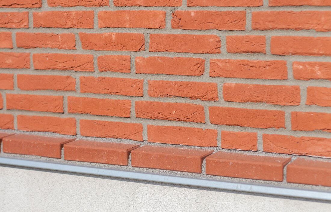 Tehlový obklad Zwart Super & Oranje Rood v exteriéri rodinného domu od Rustique.sk
