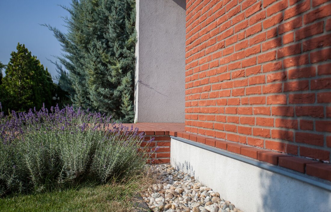 Tehlový obklad Zwart Super & Oranje Rood v exteriéri rodinného domu od Rustique.sk